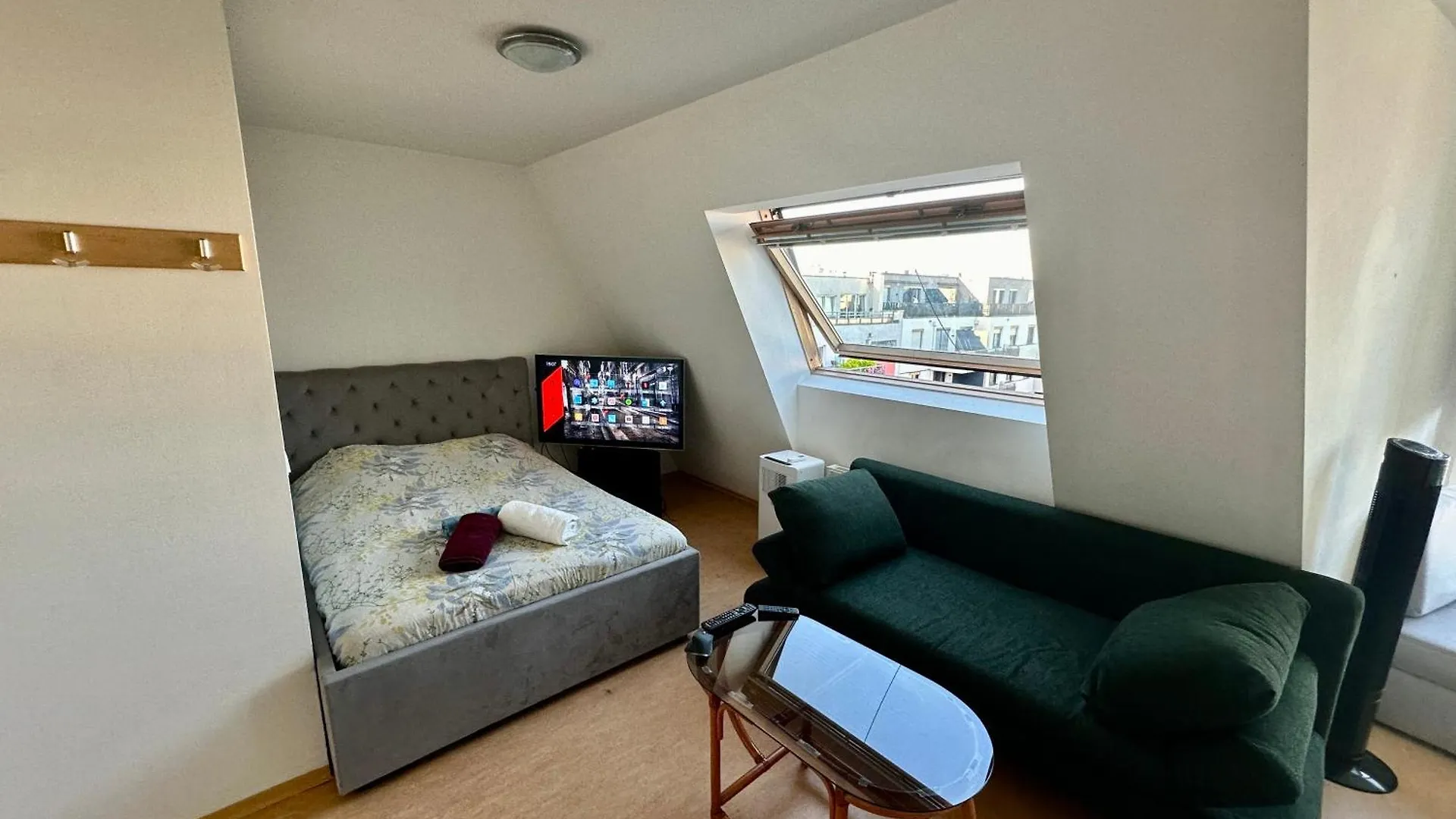 Cozy Bright Penthouse Close To U1 And U6 Metros Wien