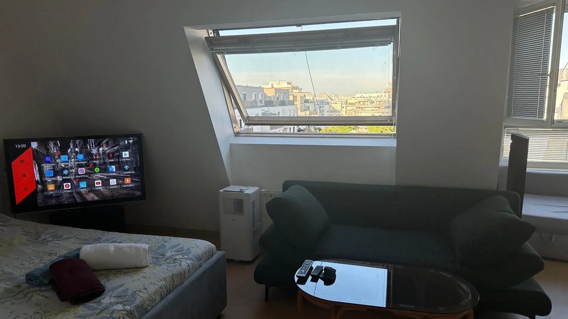 Cozy Bright Penthouse Close To U1 And U6 Metros Vienna 0*,  Austria