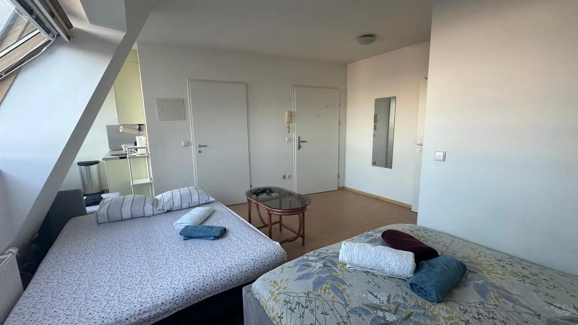 Cozy Bright Penthouse Close To U1 And U6 Metros Vienna Appartamento