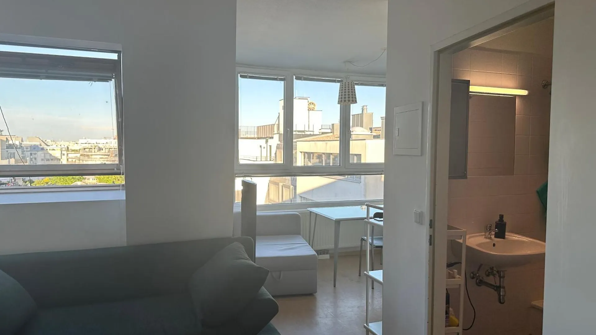 Cozy Bright Penthouse Close To U1 And U6 Metros Vienna Appartamento