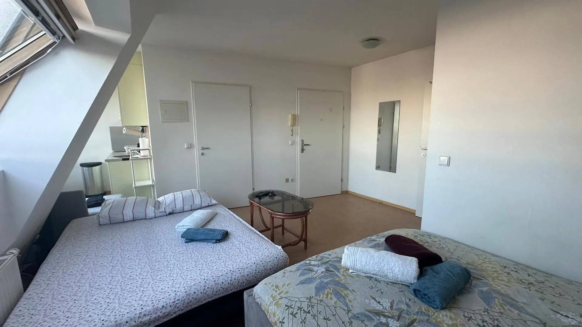 Cozy Bright Penthouse Close To U1 And U6 Metros Vienna